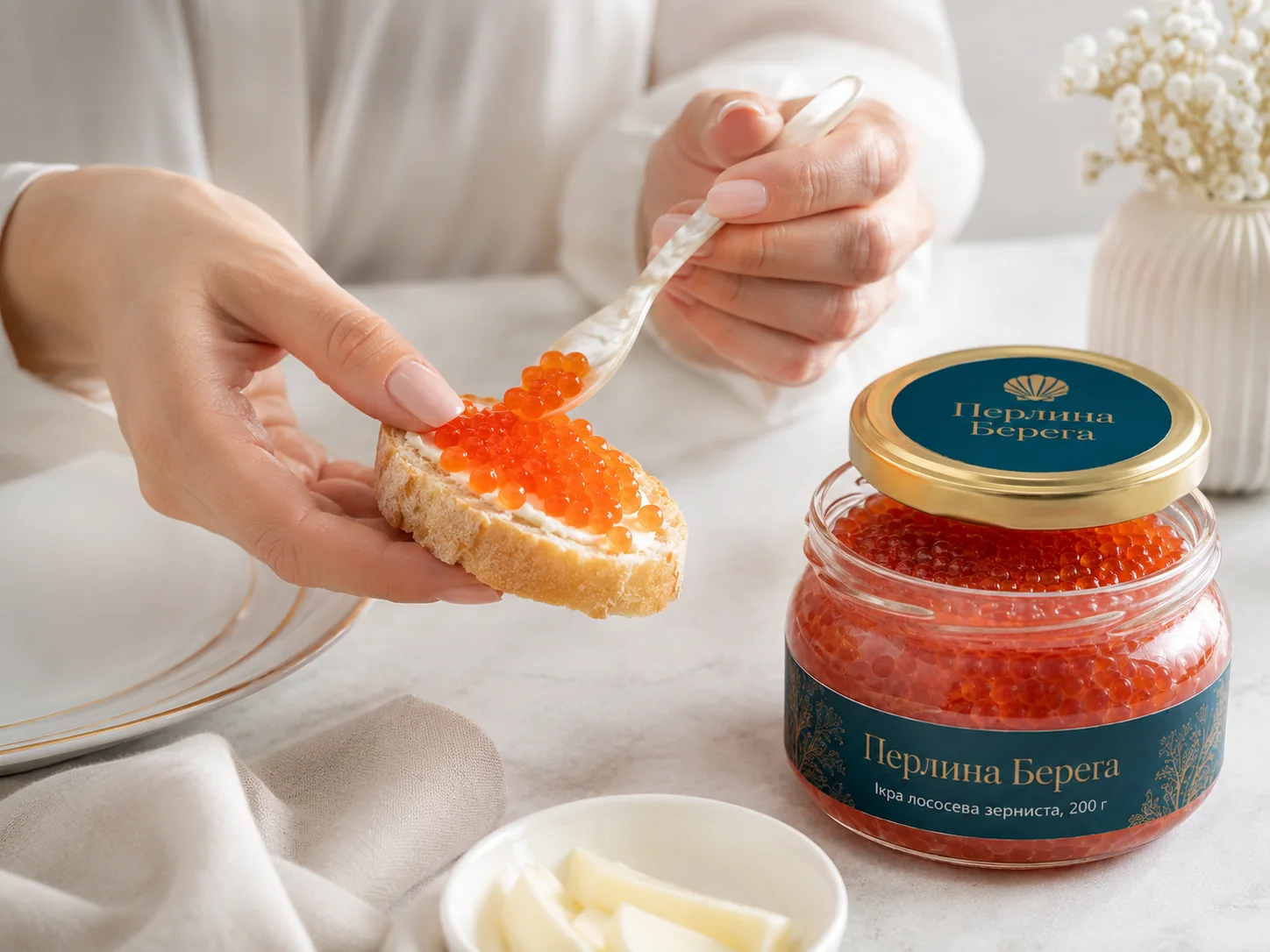 Канапе з червоною ікрою та банкою продукту